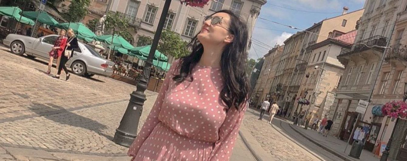 У пудровій сукні з принтом polka dot: Соломія Вітвіцька прогулялася Львовом