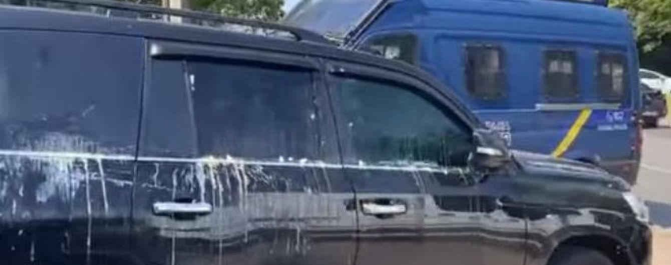"Теплий прийом": у Чернігові закидали яйцями авто Рабіновича