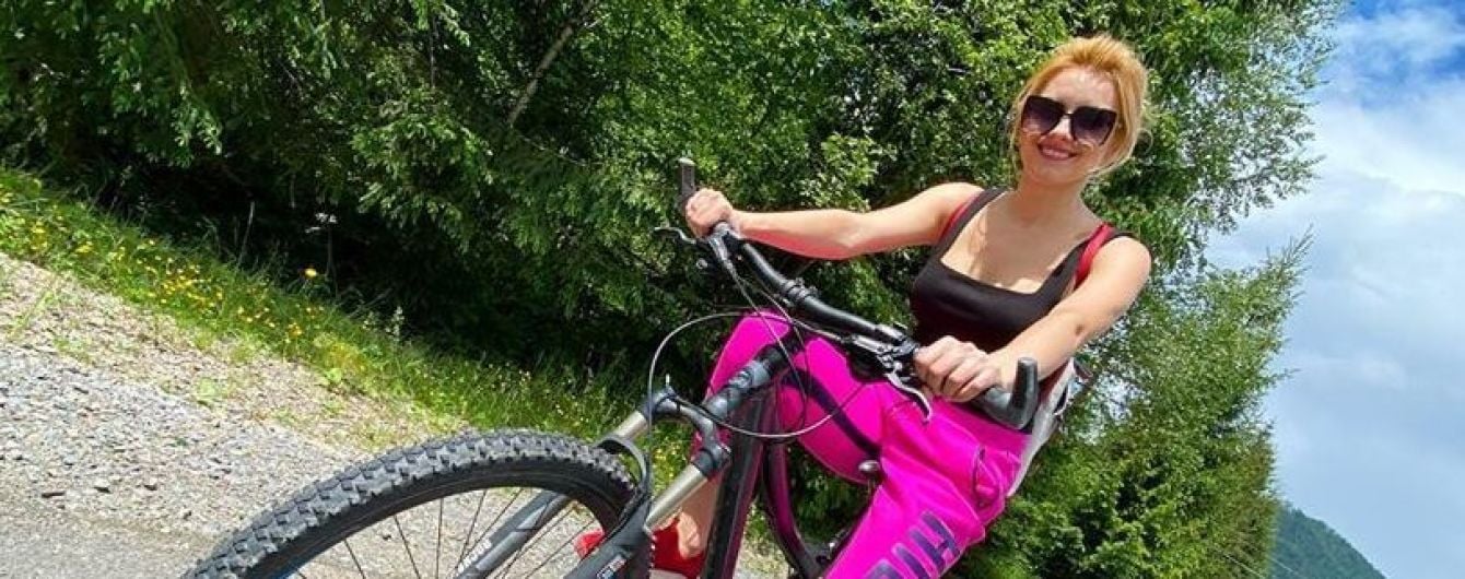 У штанях кольору фуксії і на велосипеді: Ірина Федишин покаталася в Карпатах