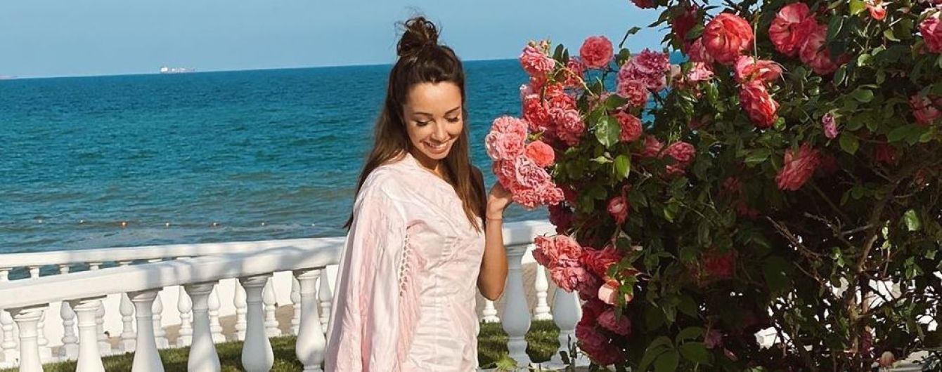 В асиметричному міні біля троянд: Катерина Кухар показала світлини з Одеси