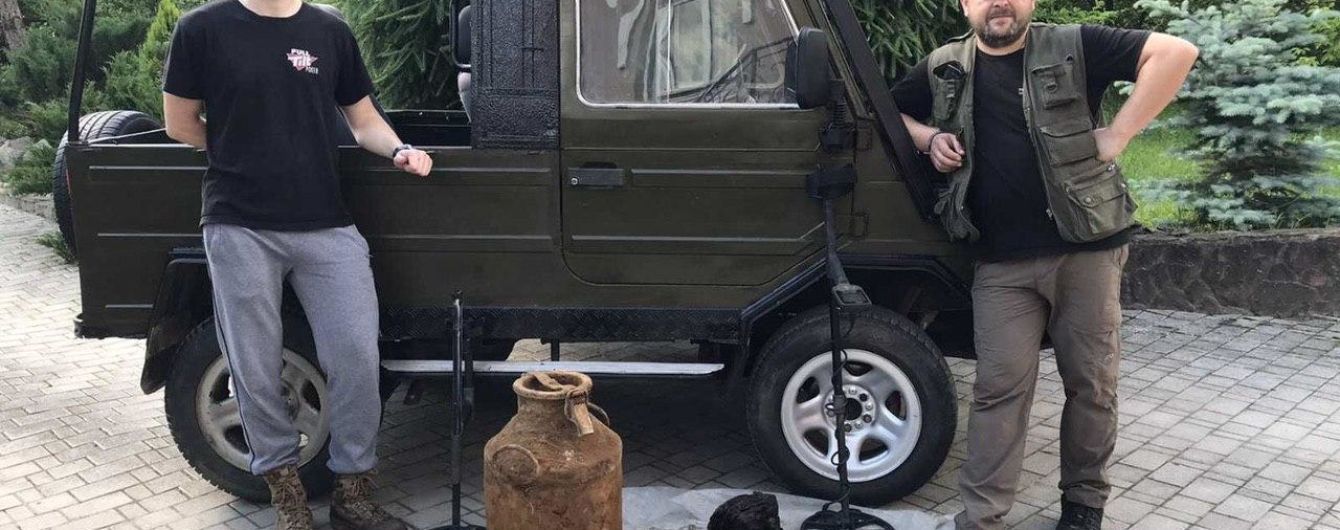 Во Львовской области в лесу нашли два бидона с документами УПА