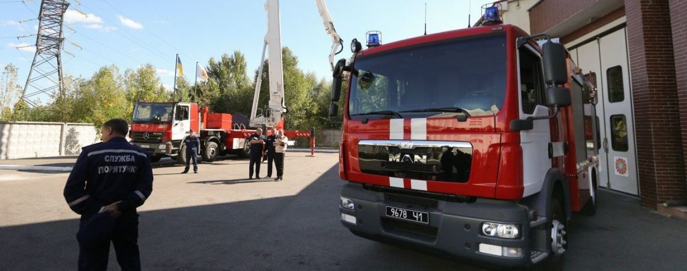 У Мережі з'явилося відео, як пожежна машина з увімкненими сиренами знесла позашляховик