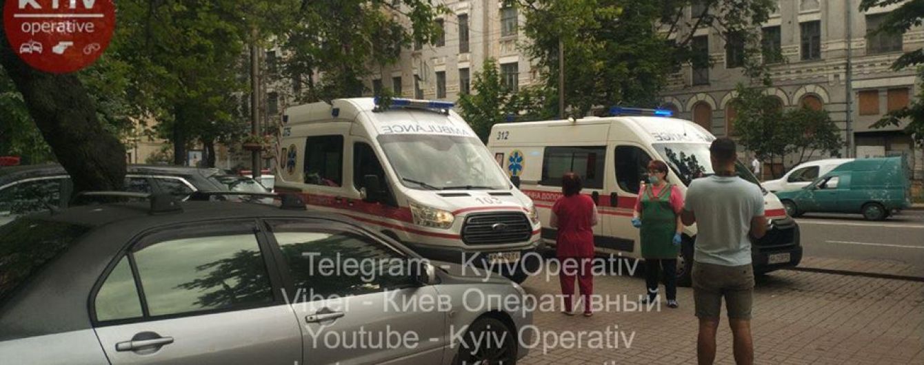 В Киеве женщина с ребенком на руках выпрыгнула из окна 4 этажа