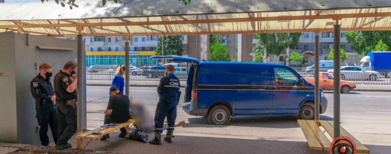 На зупинці у Дніпрі раптово помер чоловік