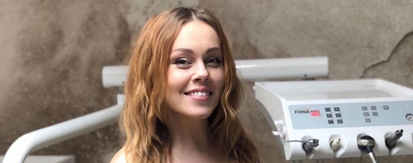 Співачка Alyosha показала свого батька і себе в дитинстві