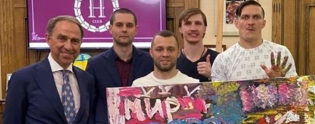 "Мир, добро, любов": Усик проміняв боксерські рукавички на пензлик і написав картину