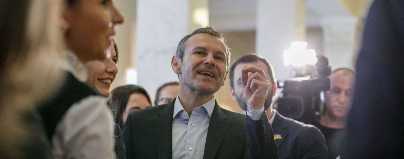 Вакарчук знайшов шлях позбавитись депутатського мандату без голосування у Раді