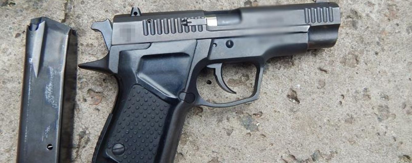 У Києві затримали жінку, яка влаштувала стрілянину на столичній Оболоні