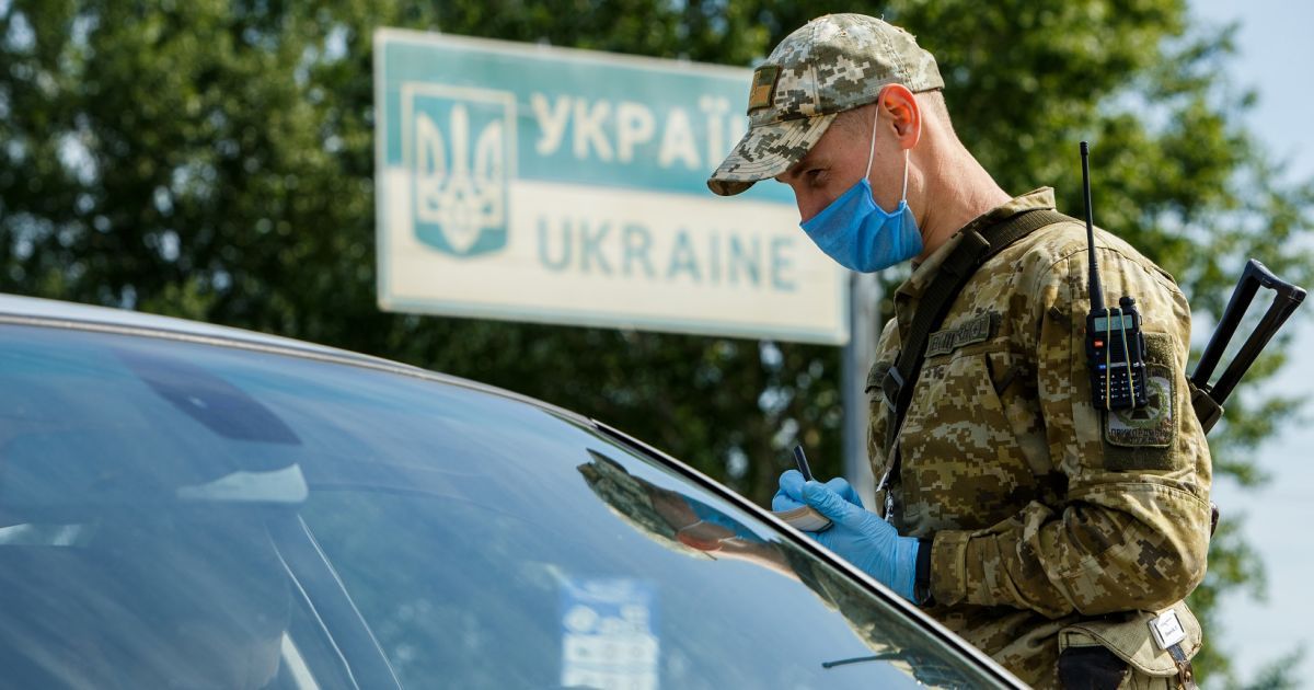 Черги на кордоні збільшуються: у пунктах пропуску на Закарпатті стоять 400 авто