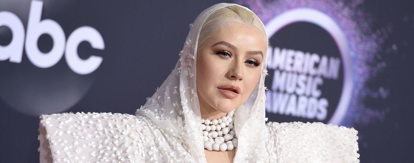 Откровенная Кристина Агилера с кляпом во рту произвела фурор видео со своими голыми фото