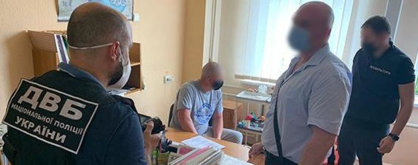 Відбирали товар у наркоторговців і збували його самі: двом поліцейським Харківської області оголошено про підозру