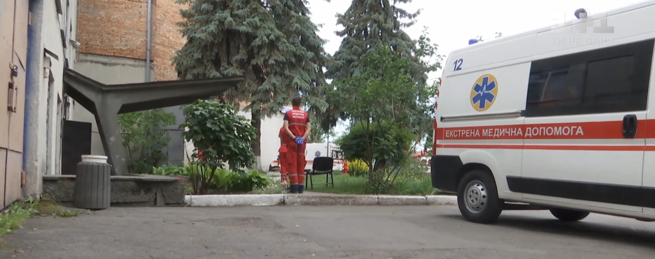 Спалах коронавірусу на вінницькій станції швидкої допомоги: працівники скаржаться на нелюдські умови праці