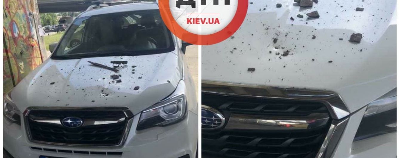 "Я втомився, я впаду": в Мережі з'явилися світлини шматків Південного мосту, які падають на машини