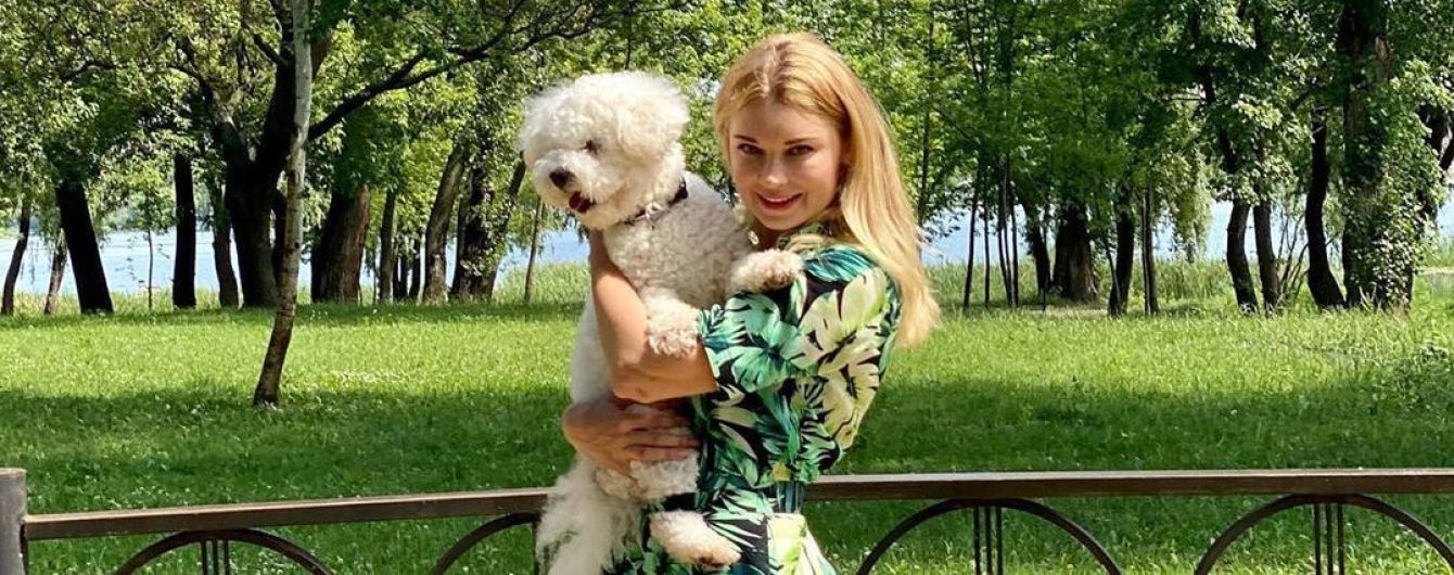 У сукні з флористичним принтом та з псом на руках: Лідія Таран прогулялася парком
