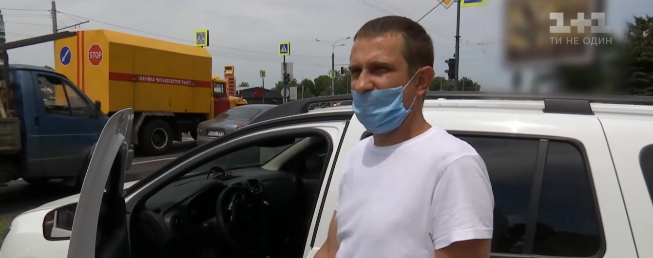 У середмісті Харкова чоловік зміг зупинити некероване таксі, водієві якого стало зле під час руху