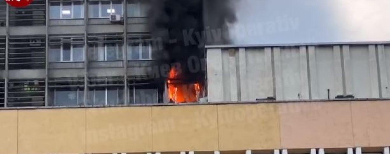 У центрі Києва загорілась будівля "Київпроєкту": пожежники частково перекрили рух