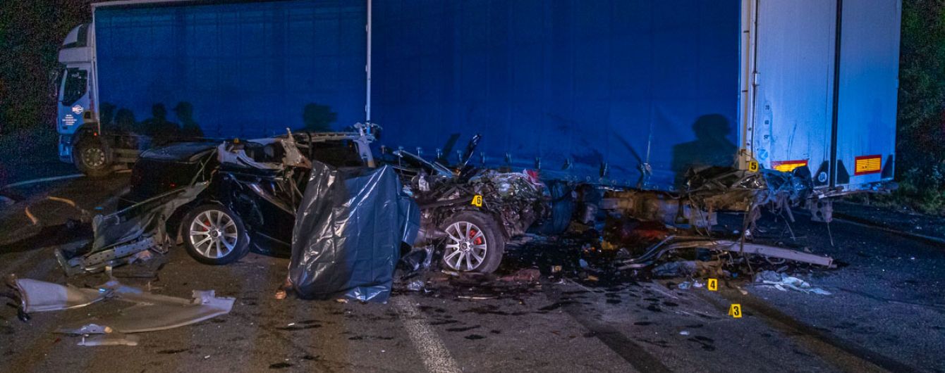В Днепропетровской области Nissan на скорости въехал в грузовик: погибли двое мужчин и ребенок