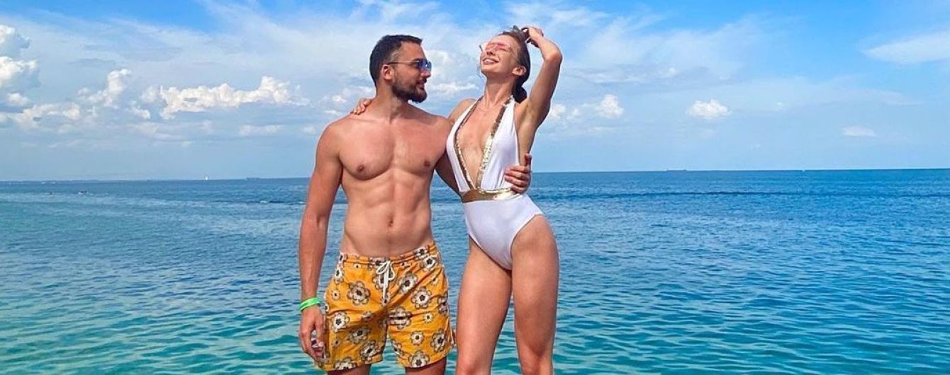 Новая возлюбленная Эдгара Каминского в монокини чувственно поздравила его с Днем медика