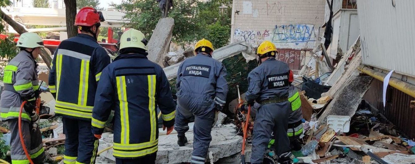 Вибух у багатоповерхівці в Києві: рятувальники витягли з-під завалів людину