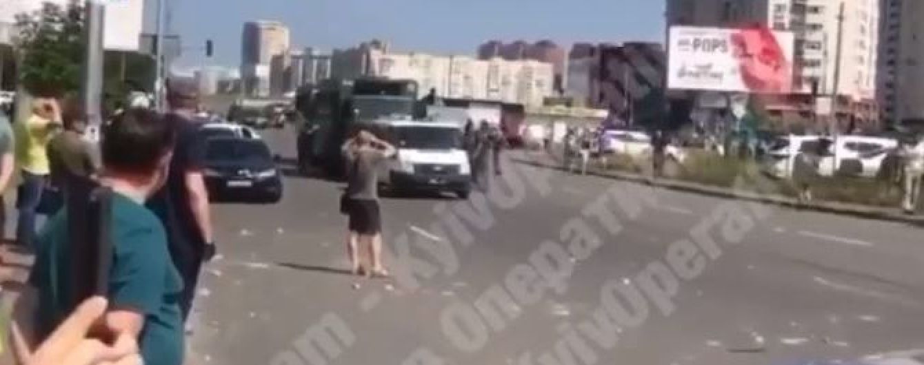 В Киеве Нацгвардия попала в ДТП возле дома, где прогремел взрыв