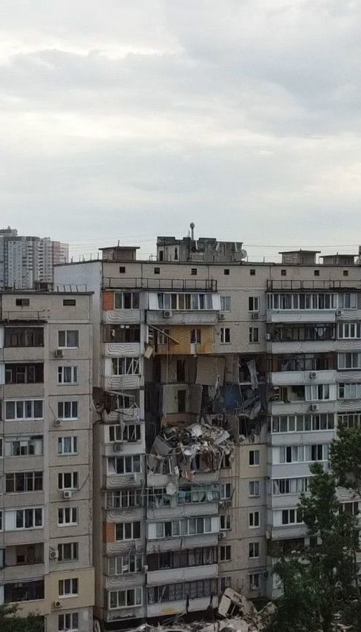 Який вигляд має зруйнований вибухом будинок у Києві з висоти пташиного польоту