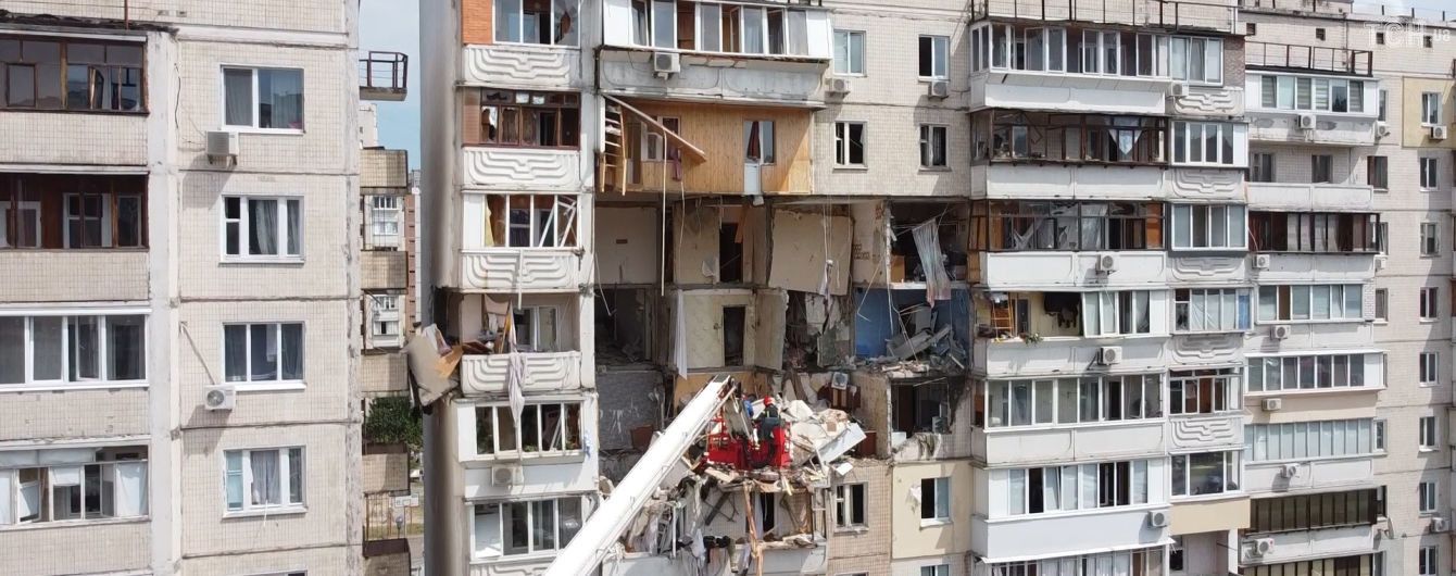 Жертвою вибуху на Позняках стала пенсіонерка, під завалами ще шукають людей