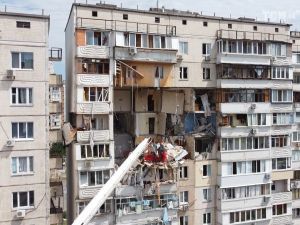 Жертвою вибуху на Позняках стала пенсіонерка, під завалами ще шукають людей