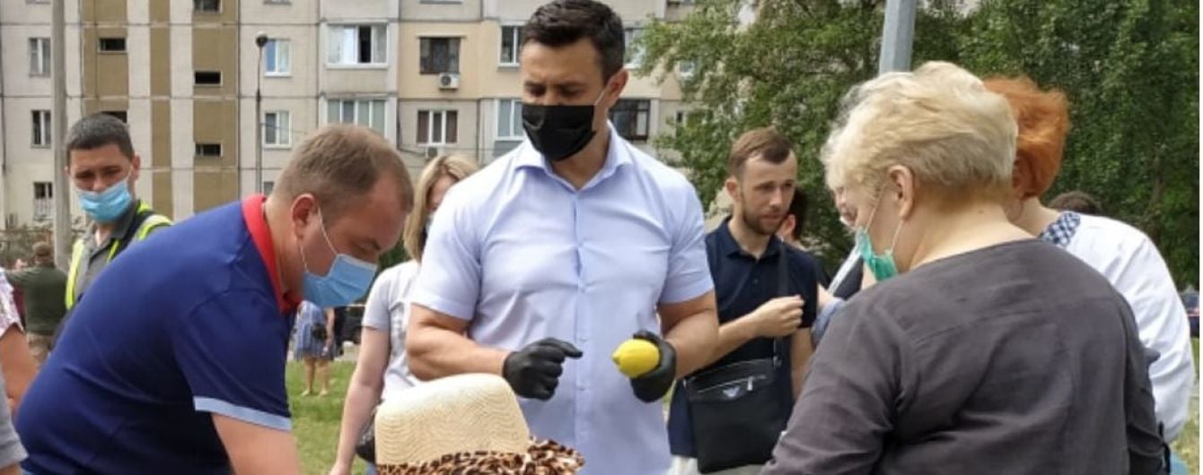 Нардеп Тищенко привез жителям взорвавшегося дома на Позняках лимоны