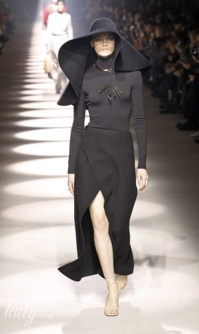 Высокие перчатки и эффектные шляпы в коллекция Givenchy сезона осень-зима 2020-2021