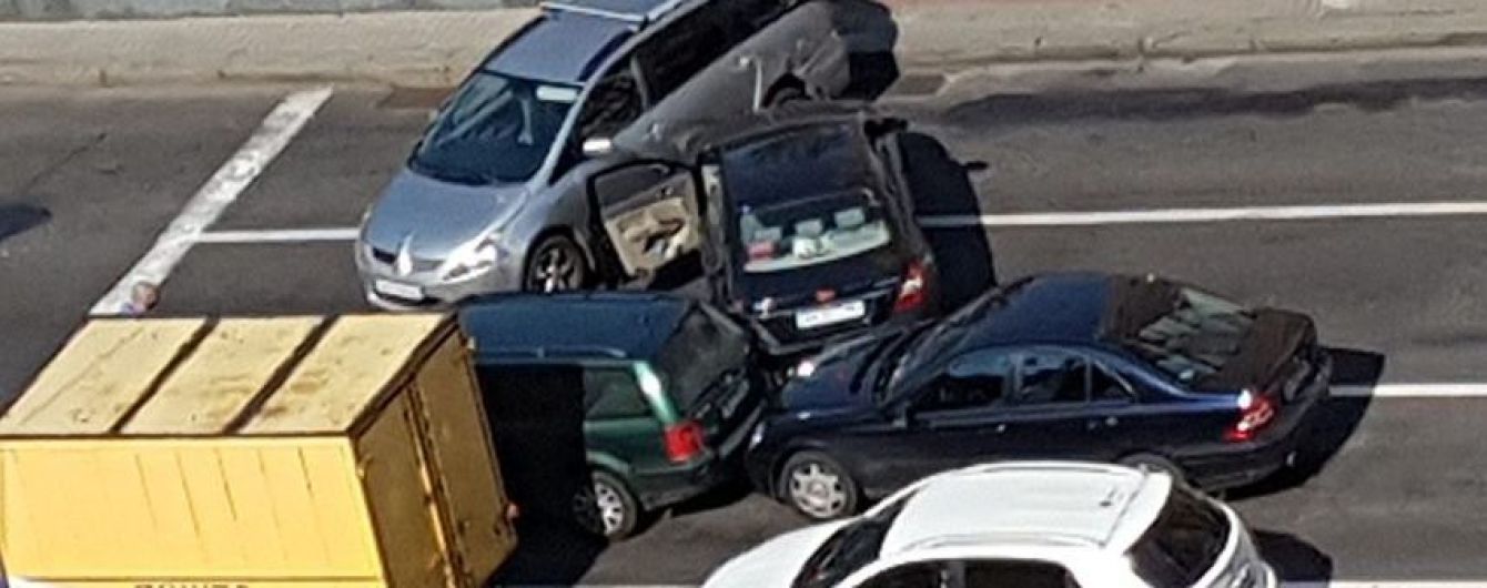 На Хрещатику заблоковано рух через масштабну ДТП