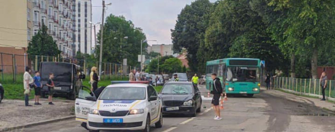 У Львові 23-річний водій Mercedes збив хлопчика з м’ячем: дитина в реанімації