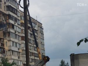 Вибух в будинку на Позняках: під завалами досі шукають двох людей – всі сподіваються, що вони живі