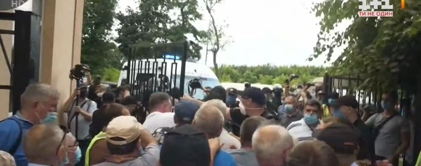 В Харькове в больницу, которую с утра блокировали пациенты, все же завезли больных коронавирусом