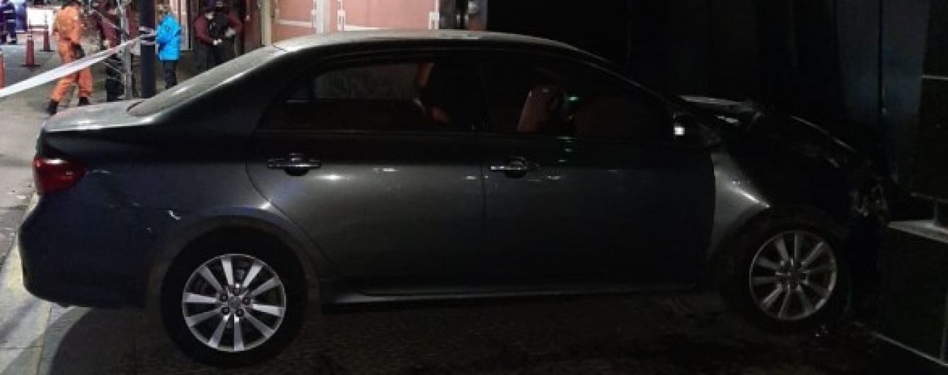 В Аргентине мужчина намеренно врезался в посольство КНР, чтобы рассказать "правду о коронавирусе"