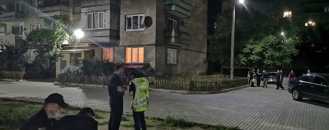 В Мукачево стреляли из автоматов возле жилого дома