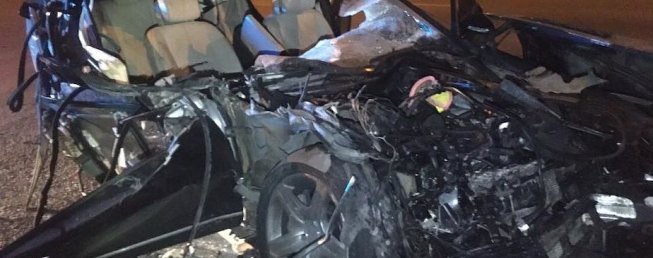 Заснув за кермом: у Києві водій розбив авто вщент після зіткнення з фурою