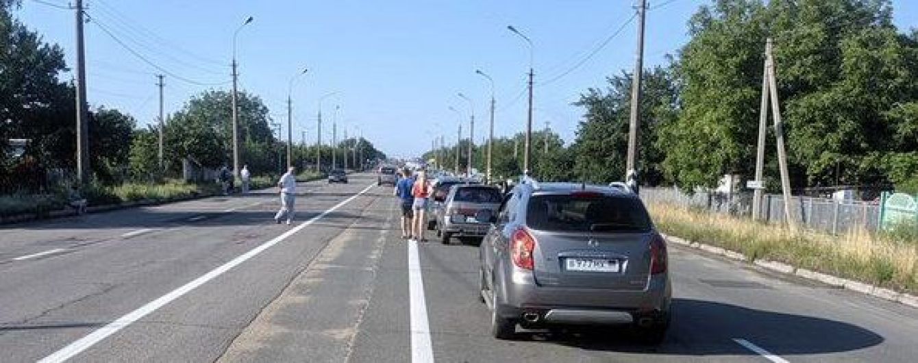 Як злочинців: бойовики відкрили КПВВ на виїзд, але знімають відбитки пальців і фотографують