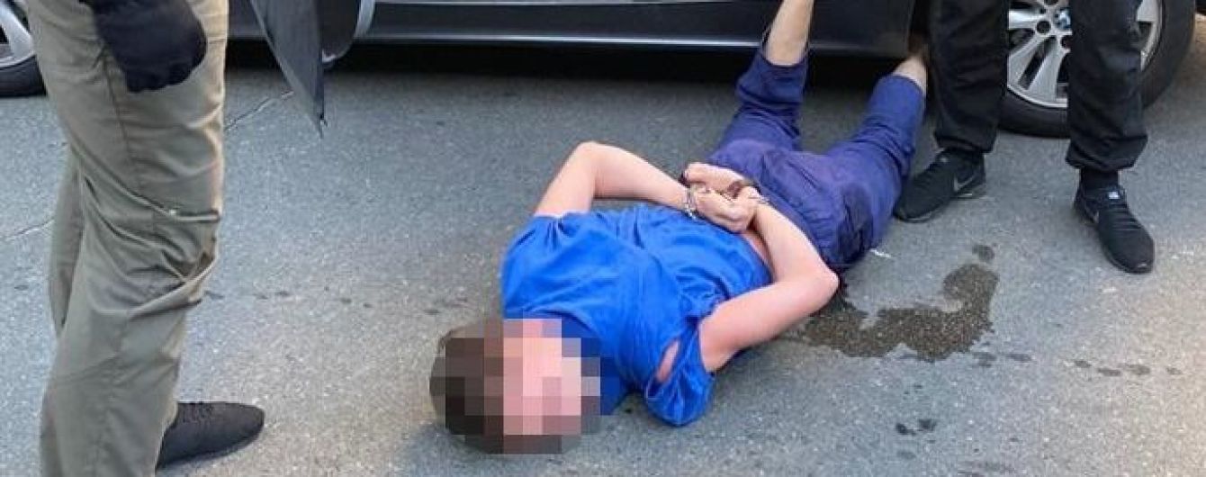 В Києві затримали чоловіка, який підробляв документи злочинцям та іноземцям
