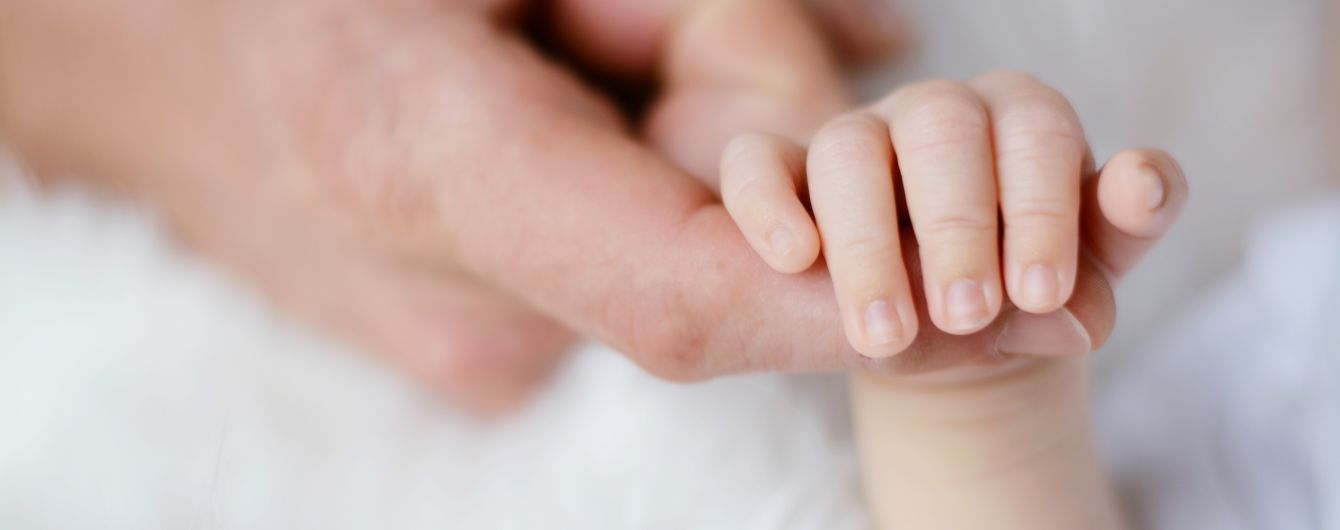 В Великобритании 41-летняя женщина родила для гей-пары близнецов с разницей в три года