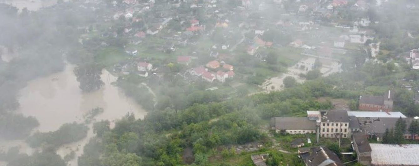 Повінь на Буковині: вода змила укріпні споруди і наближається до Чернівців