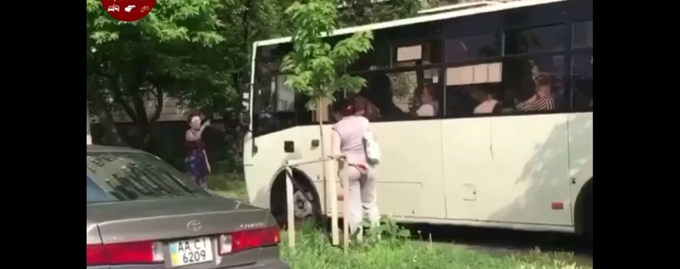 "Лось" за рулем: в Киеве маршрутка с пассажирами неслась прямо по тротуару