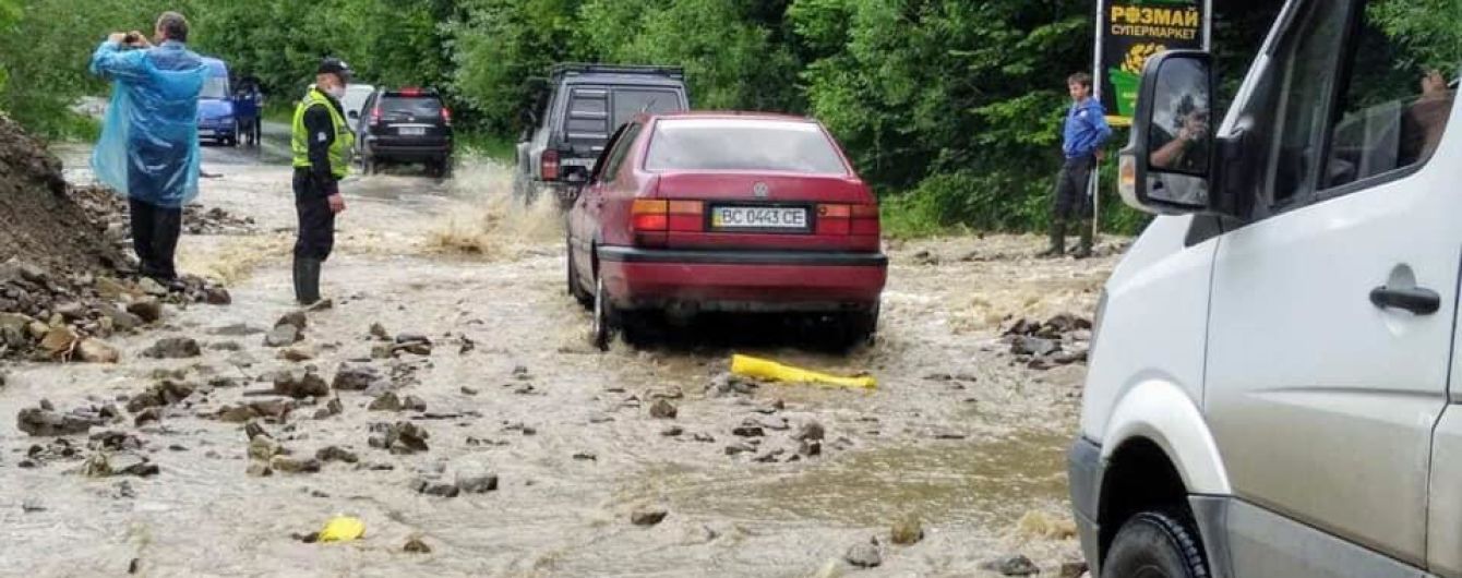 В Ивано-Франковской области из-за разлива рек ограничили движение на двух дорогах государственного значения