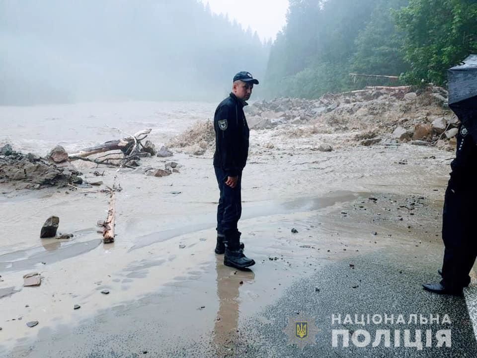 У Івано-Франківській області розмило дороги