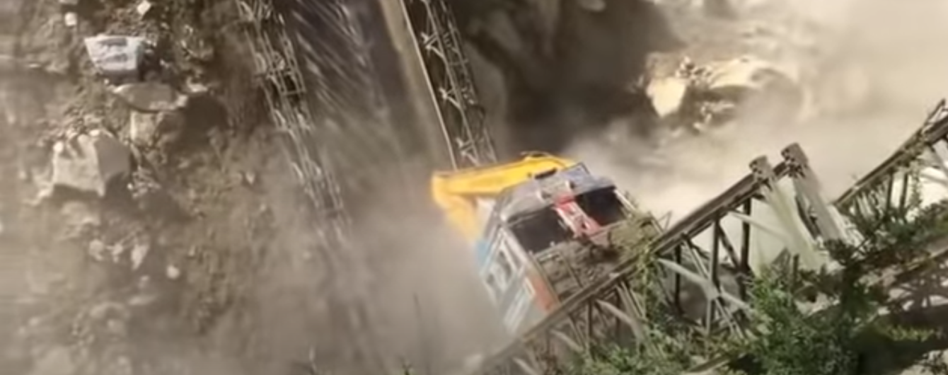 У Мережі з'явилося моторошне відео з обвалом мосту, на якому вантажівка перевозила ескаватор