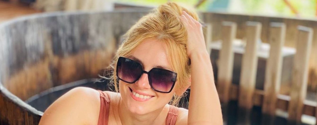 Ирина Федишин в купальнике весело попрыгала в бассейне