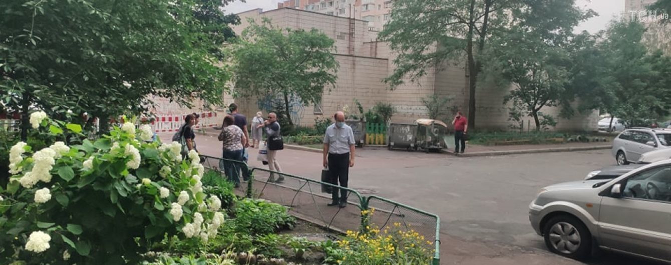 Взрыв на Позняках: люди из соседнего подъезда постепенно возвращаются домой