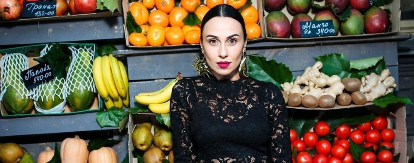 Гибкая DJ NANA в облегающем комбинезоне похвасталась идеальным поперечным шпагатом