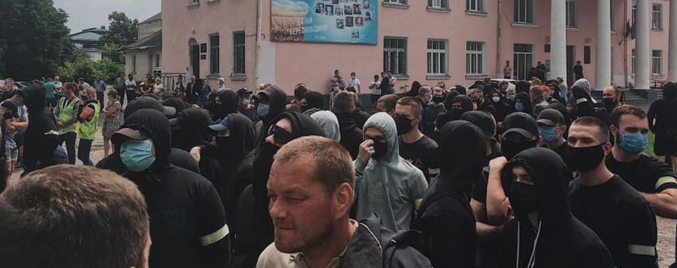 В нардепа "полетіло каміння", а головного копа ушпиталили: що відомо про сутички у Березному