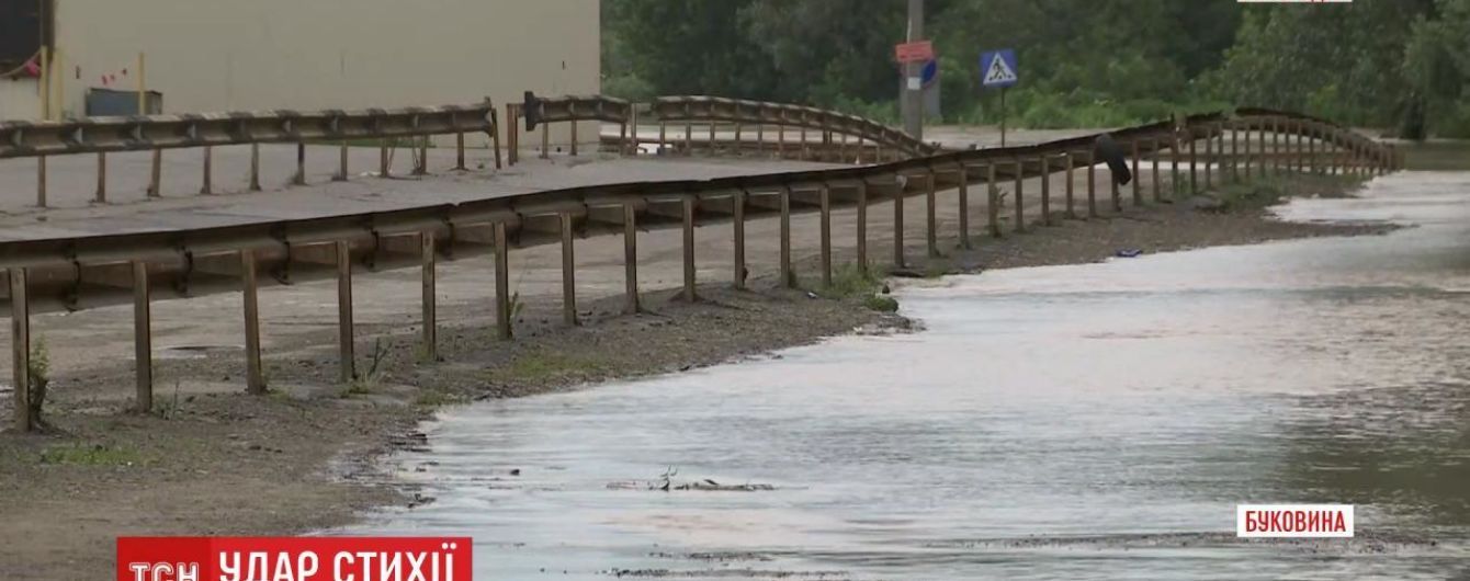 Річка Прут на Буковині піднімається: вода дійшла до Калинівського ринку