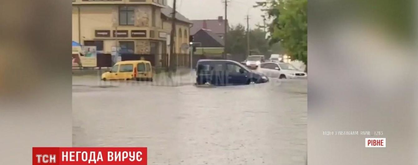 Из-за сильного ливня в Ровно затопило улицы и дворы